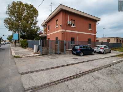 La seconda casa cantoniera barese si trova dall�altra parte della citt�: in via Napoli. Dirigendosi verso la periferia e superato l�incrocio con via Tommaso Fiore, l�immobile appare sulla destra, accanto a un tratto di binari dismessi completamente avvolti dall�erba alta